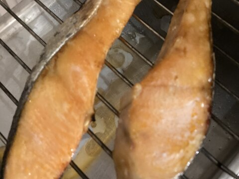 鮭のごま油とラー油漬け焼き